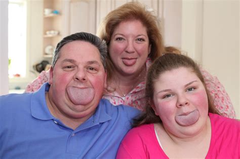 World’s widest tongues: Dad and daughter duo